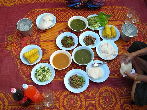 512px-a_traditional_family_breakfast_in_the_isan_thailand