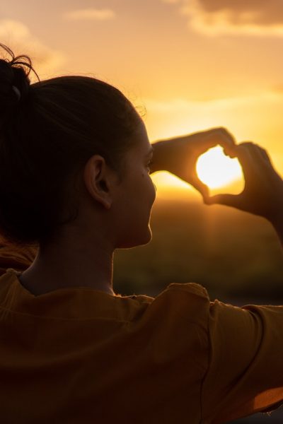 woman doing hand heart sign 1535244